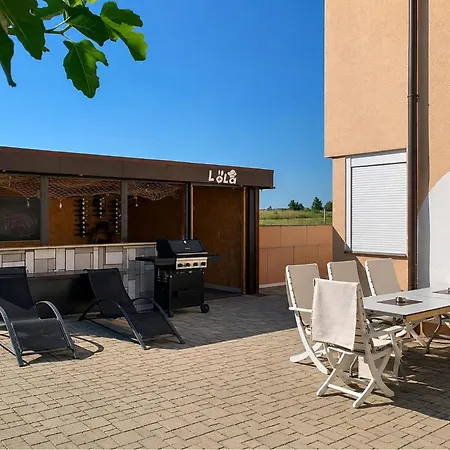 Apartman Beautiful Apartment In Vrsi With Wifi *